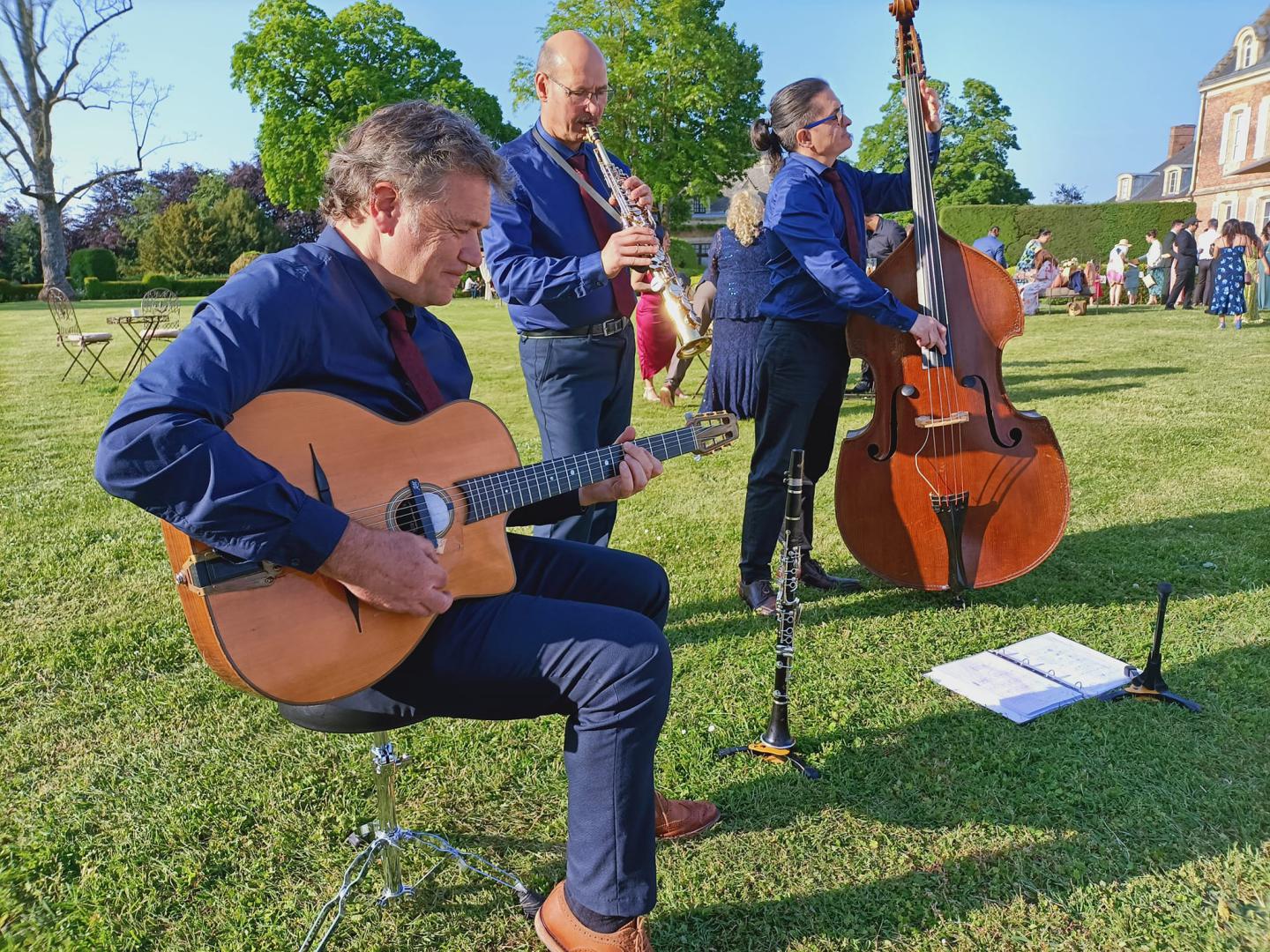 Samedi 27 mai 2023, le Groupe SAMOVAR SWING TRIO était au Château de Montmirail (72), pour l'animation d'un cocktail de mariage  !