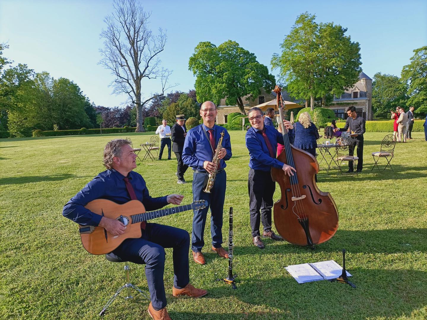 Samedi 27 mai 2023, le Groupe SAMOVAR SWING TRIO était au Château de Montmirail (72), pour l'animation d'un cocktail de mariage  !