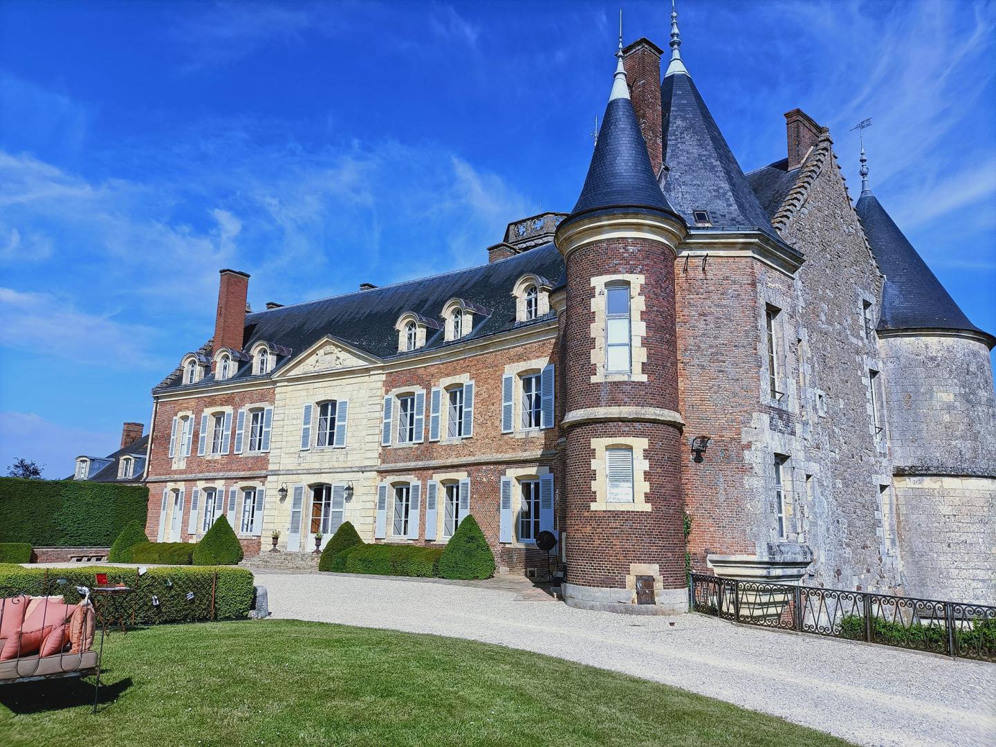 Samedi 27 mai 2023, le Groupe SAMOVAR SWING TRIO était au Château de Montmirail (72), pour l'animation d'un cocktail de mariage  !