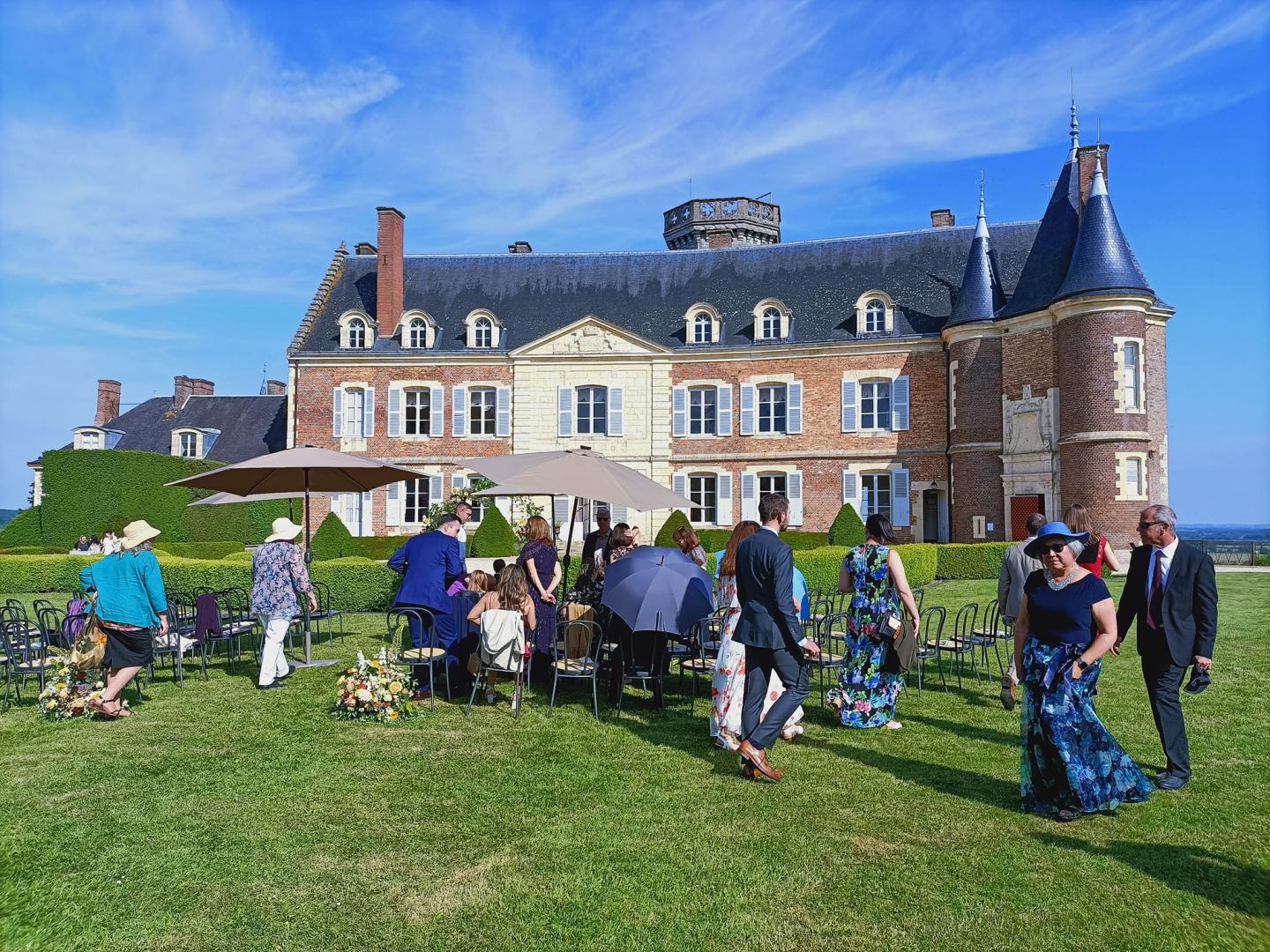 Samedi 27 mai 2023, le Groupe SAMOVAR SWING TRIO était au Château de Montmirail (72), pour l'animation d'un cocktail de mariage  !
