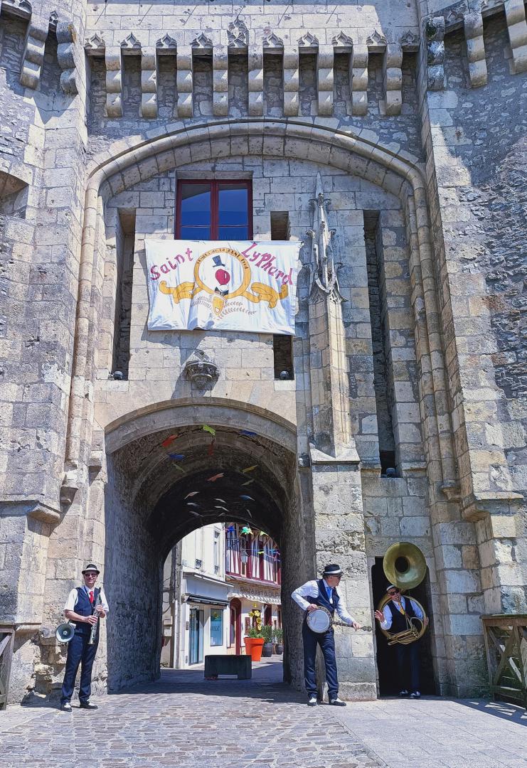 Dimanche 28 mai 2023, 2ème journée du groupe ONLY NEW JAZZ BAND à La Ferté-Bernard (72), dans le cadre du 14ème festival d’Arts de la rue « Les Rendez-vous de Saint-Lyphard »  !