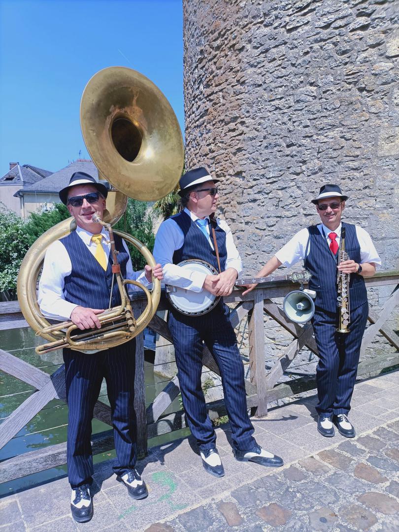 Dimanche 28 mai 2023, 2ème journée du groupe ONLY NEW JAZZ BAND à La Ferté-Bernard (72), dans le cadre du 14ème festival d’Arts de la rue « Les Rendez-vous de Saint-Lyphard »  !
