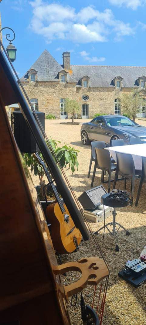Samedi 03 juin 2023, le groupe SAMOVAR SWING TRIO était au Château du Bois-Guy à Parigné (35), pour l'animation du cocktail de mariage de Julia et Julien  !