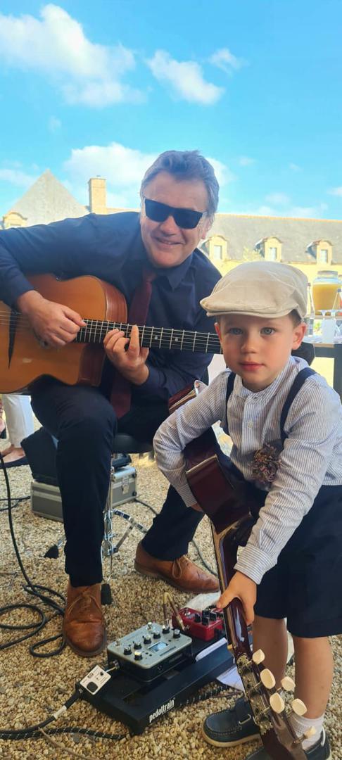 Samedi 03 juin 2023, le groupe SAMOVAR SWING TRIO était au Château du Bois-Guy à Parigné (35), pour l'animation du cocktail de mariage de Julia et Julien  !