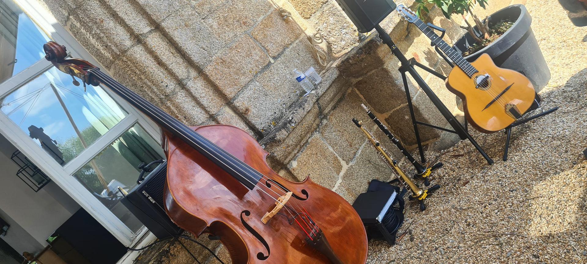 Samedi 03 juin 2023, le groupe SAMOVAR SWING TRIO était au Château du Bois-Guy à Parigné (35), pour l'animation du cocktail de mariage de Julia et Julien  !