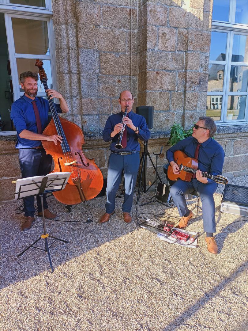 Samedi 03 juin 2023, le groupe SAMOVAR SWING TRIO était au Château du Bois-Guy à Parigné (35), pour l'animation du cocktail de mariage de Julia et Julien  !
