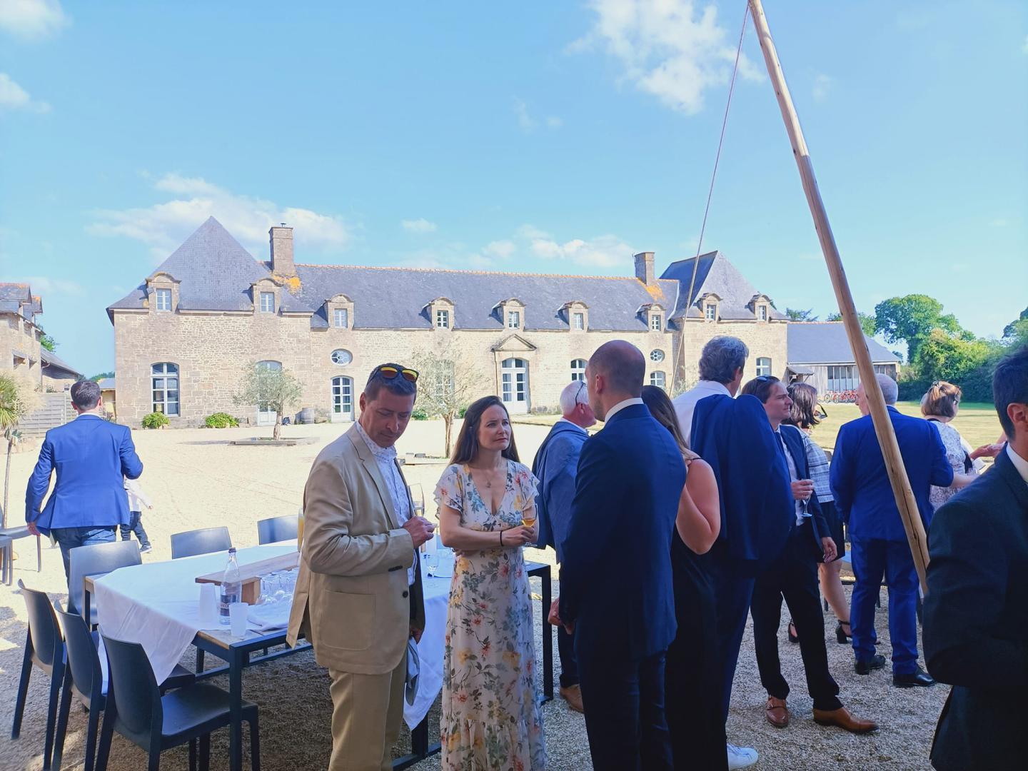 Samedi 03 juin 2023, le groupe SAMOVAR SWING TRIO était au Château du Bois-Guy à Parigné (35), pour l'animation du cocktail de mariage de Julia et Julien  !