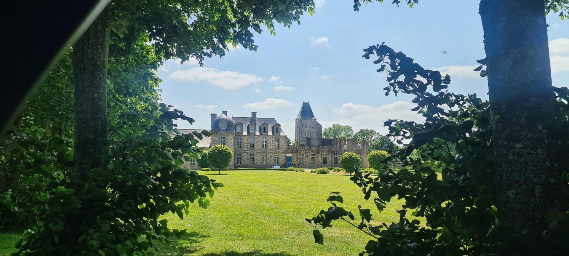 Samedi 03 juin 2023, le groupe SAMOVAR SWING TRIO était au Château du Bois-Guy à Parigné (35), pour l'animation du cocktail de mariage de Julia et Julien  !