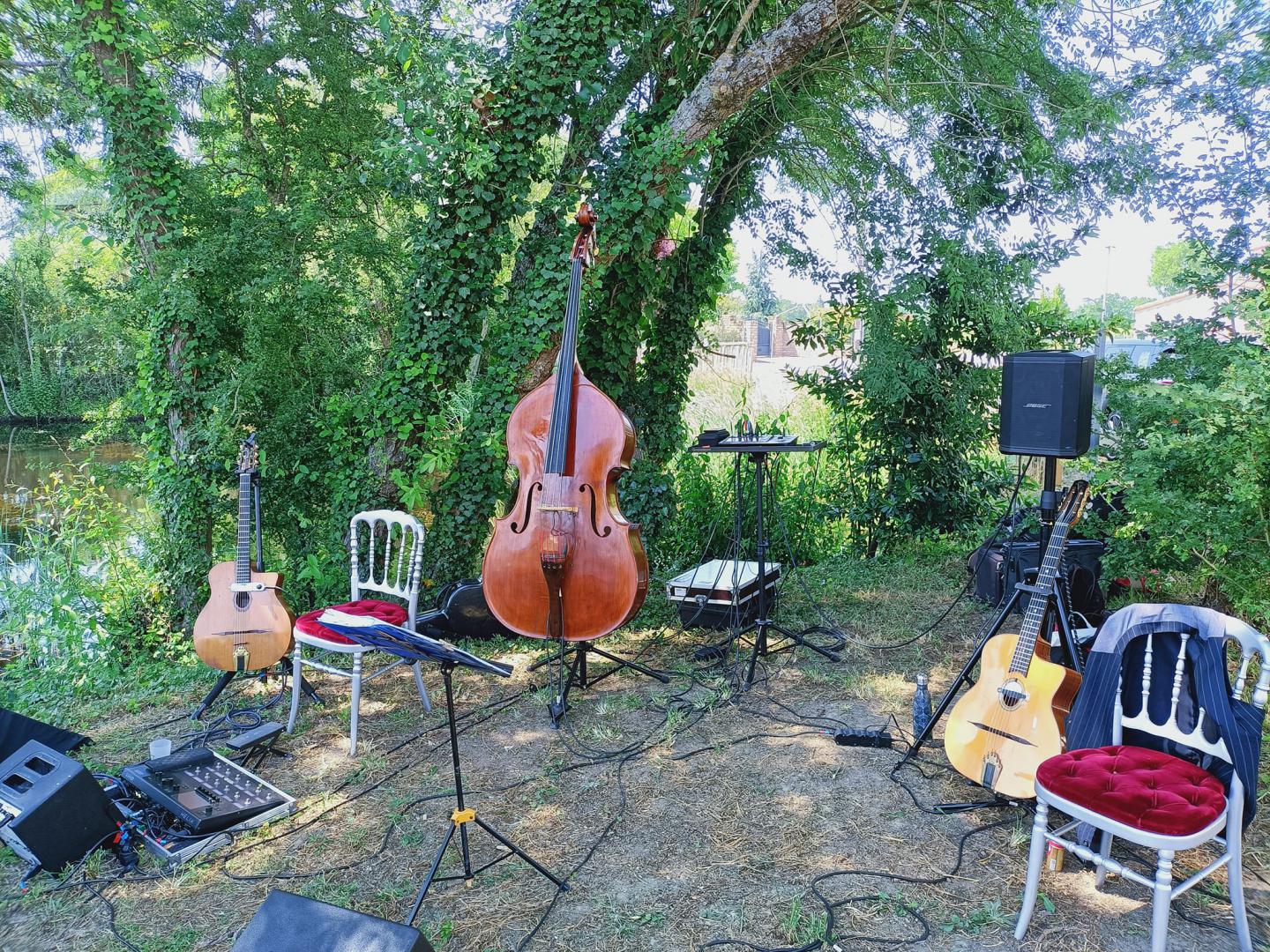Lundi 05 juin 2023, le groupe DJANGO JAZZ TRIO était au Domaine Luneau-Papin, Le Landreau (44) ... accompagnés du chant des grenouilles !