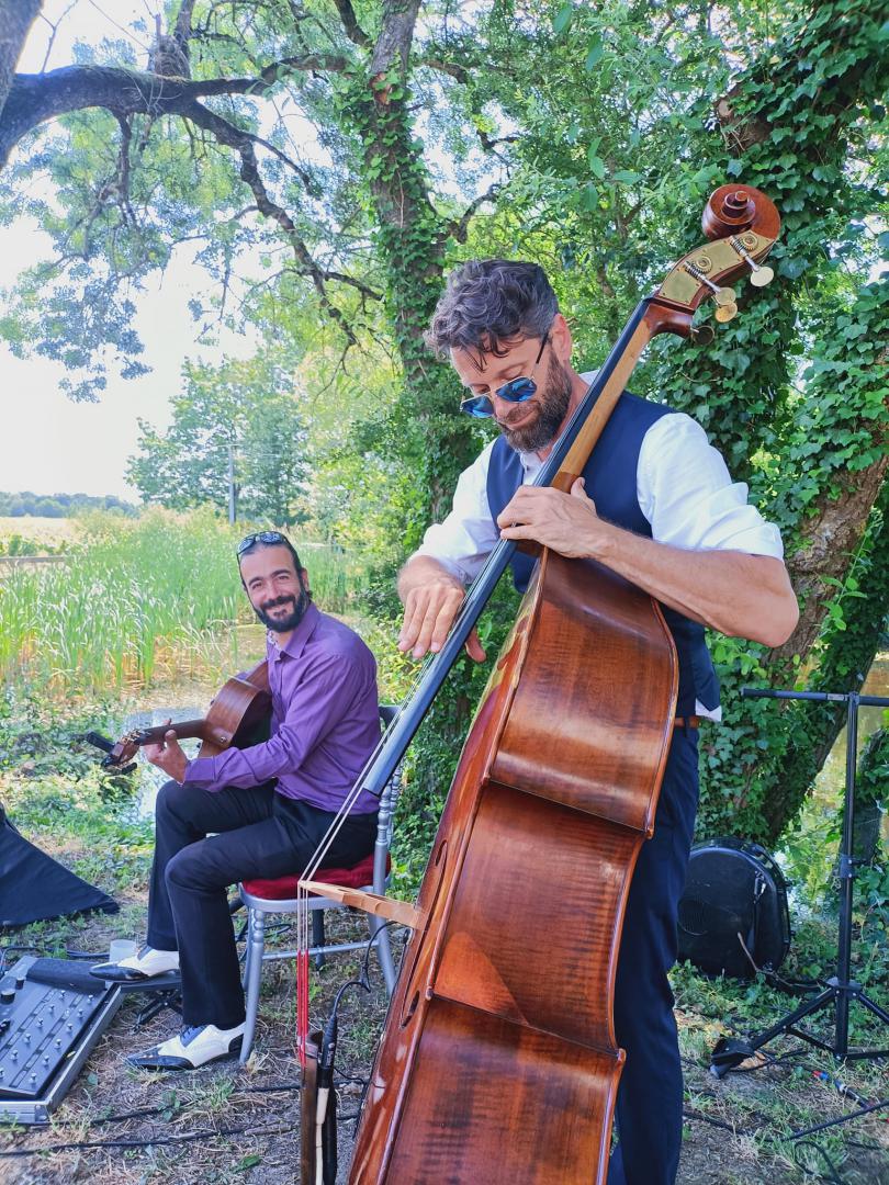 Lundi 05 juin 2023, le groupe DJANGO JAZZ TRIO était au Domaine Luneau-Papin, Le Landreau (44) ... accompagnés du chant des grenouilles !