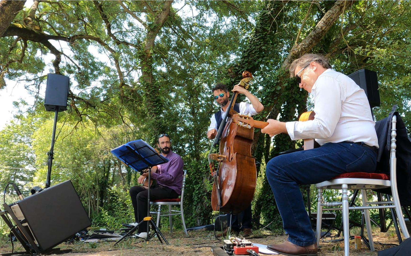 Lundi 05 juin 2023, le groupe DJANGO JAZZ TRIO était au Domaine Luneau-Papin, Le Landreau (44) ... accompagnés du chant des grenouilles !