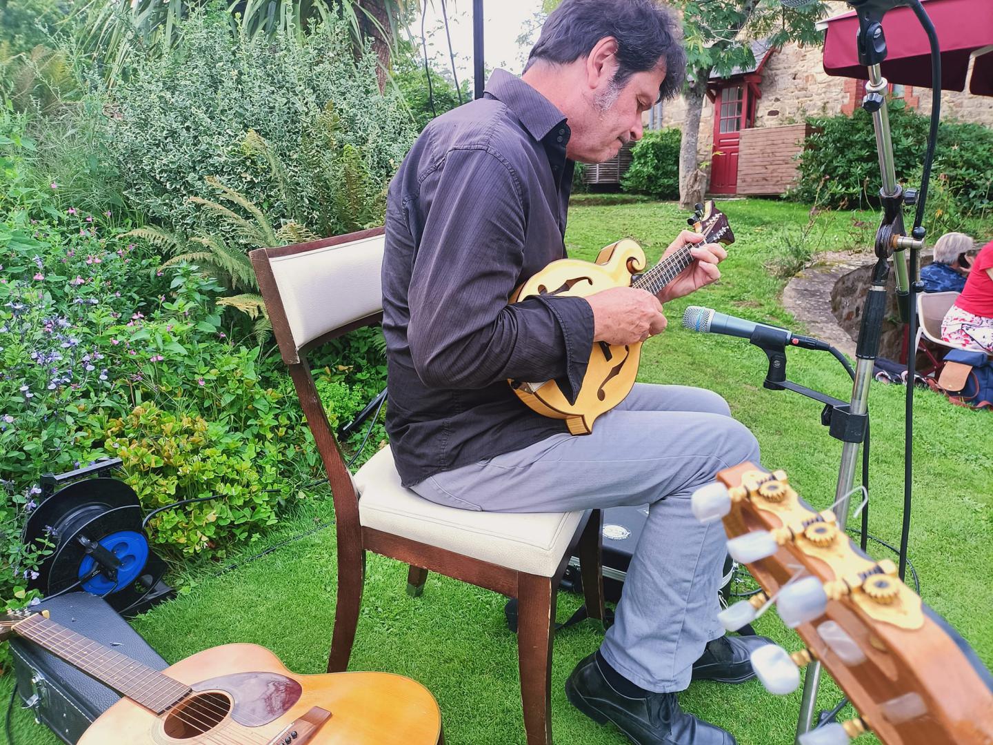 Mardi 15 août 2023, le groupe MANDOLINE BAMBINO était au Club House du domaine de la Bretesche à Missillac (44) !