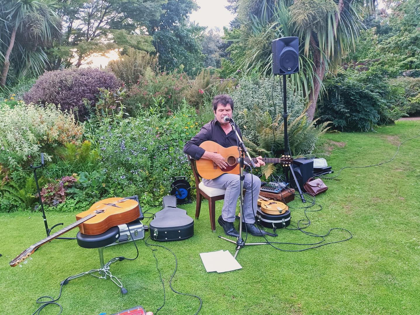 Mardi 15 août 2023, le groupe MANDOLINE BAMBINO était au Club House du domaine de la Bretesche à Missillac (44) !