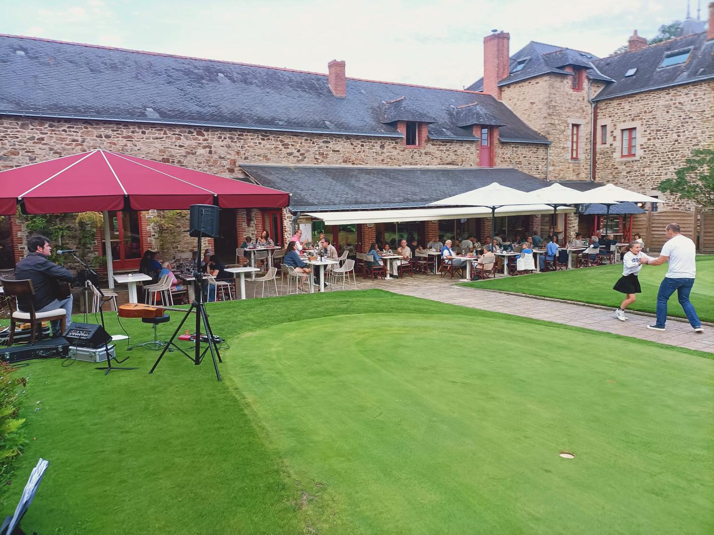 Mardi 15 août 2023, le groupe MANDOLINE BAMBINO était au Club House du domaine de la Bretesche à Missillac (44) !