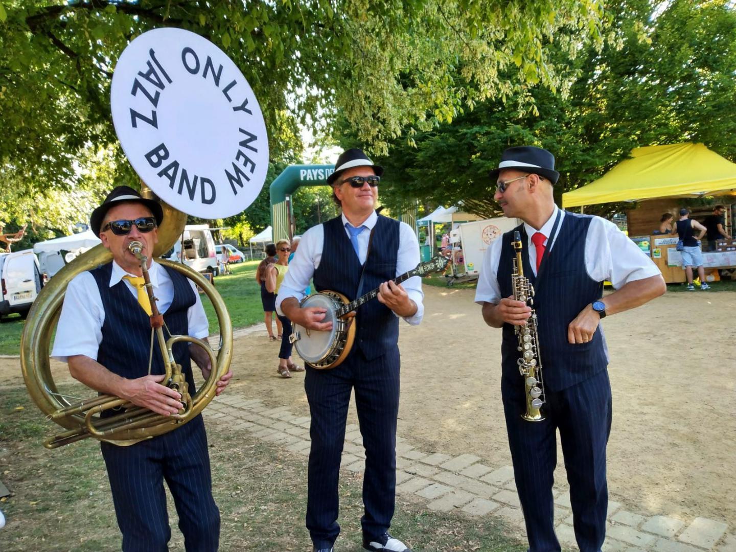 Dimanche 20 août 2023, le groupe ONLY NEW JAZZ BAND était en formule Trio au marché de producteurs &#34;Saveurs d'été&#34; des Herbiers (85) !
