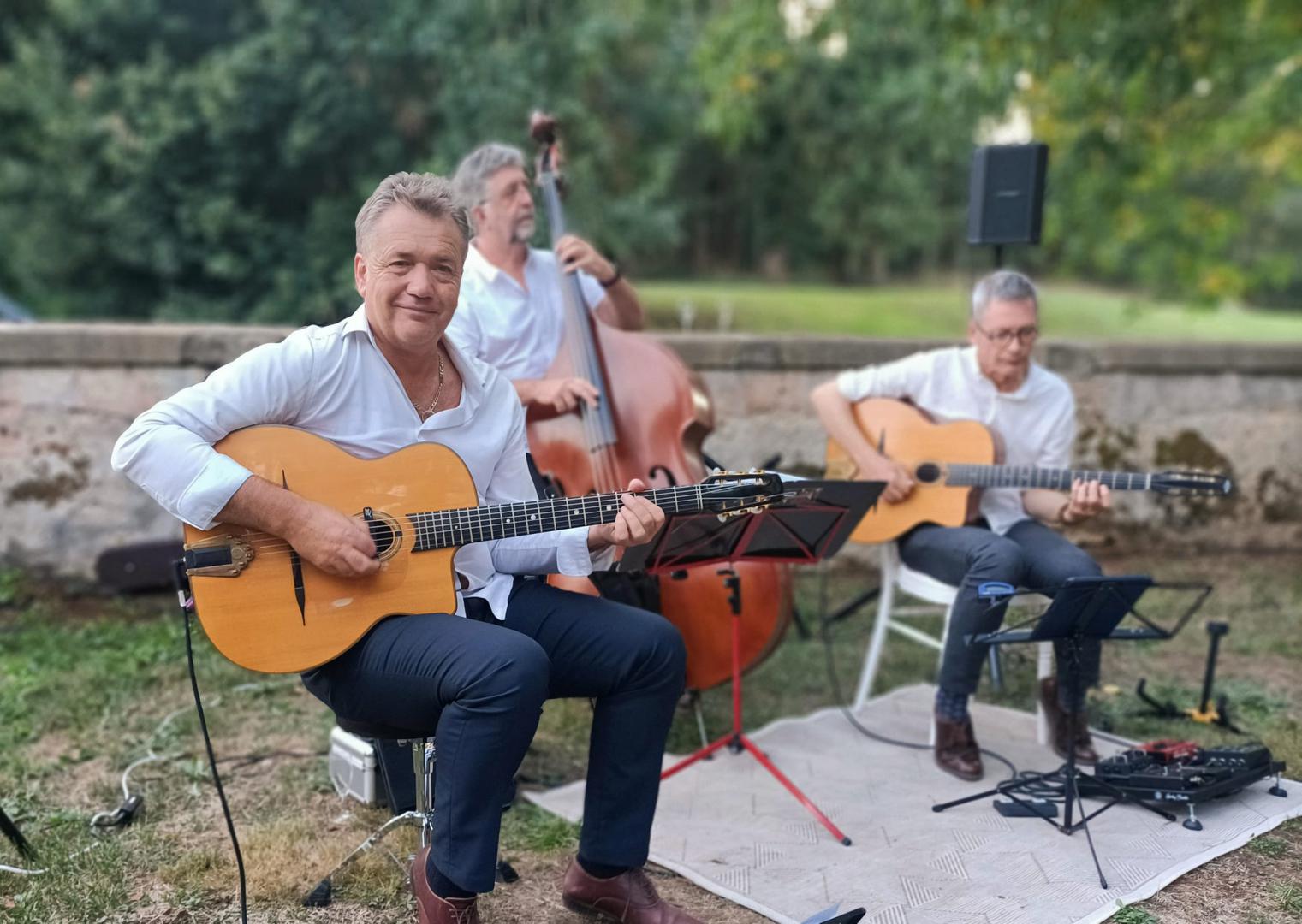Samedi 02 septembre 2023, le groupe SAMOVAR SWING TRIO était au domaine du Château des Loups à Sciecq (79), pour l’animation du cocktail de mariage de Keo et Paul  !