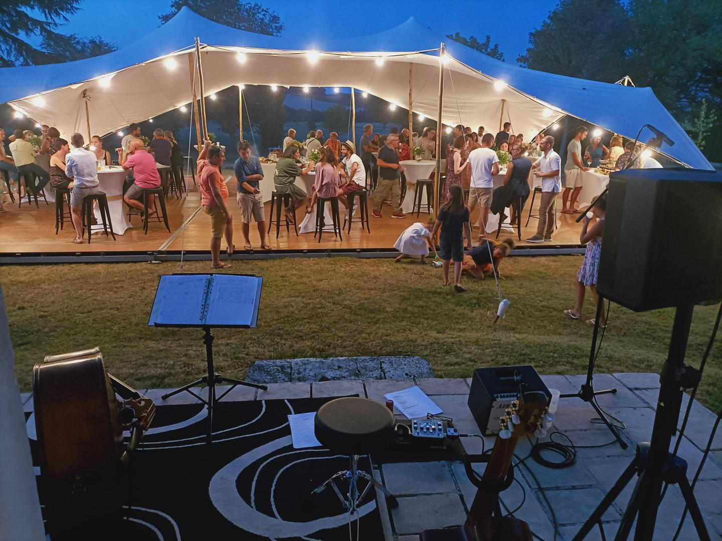 Samedi 09 septembre 2023, le groupe SAMOVAR SWING TRIO était à Léoville (17), pour les 10 ans de mariage de Laure et Mathieu !