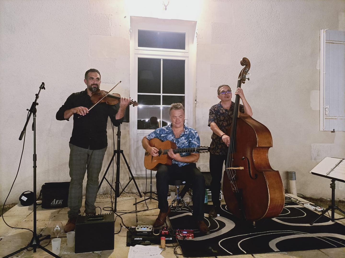 Samedi 09 septembre 2023, le groupe SAMOVAR SWING TRIO était à Léoville (17), pour les 10 ans de mariage de Laure et Mathieu !