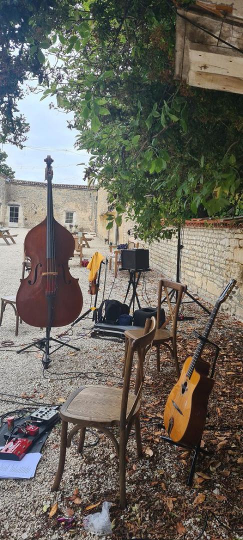 Mardi 1er août 2023, le groupe BARAKA SWING TRIO était à l’Abbaye de La Grâce-Dieu, Benon (17), pour l’animation d'un repas de famille !