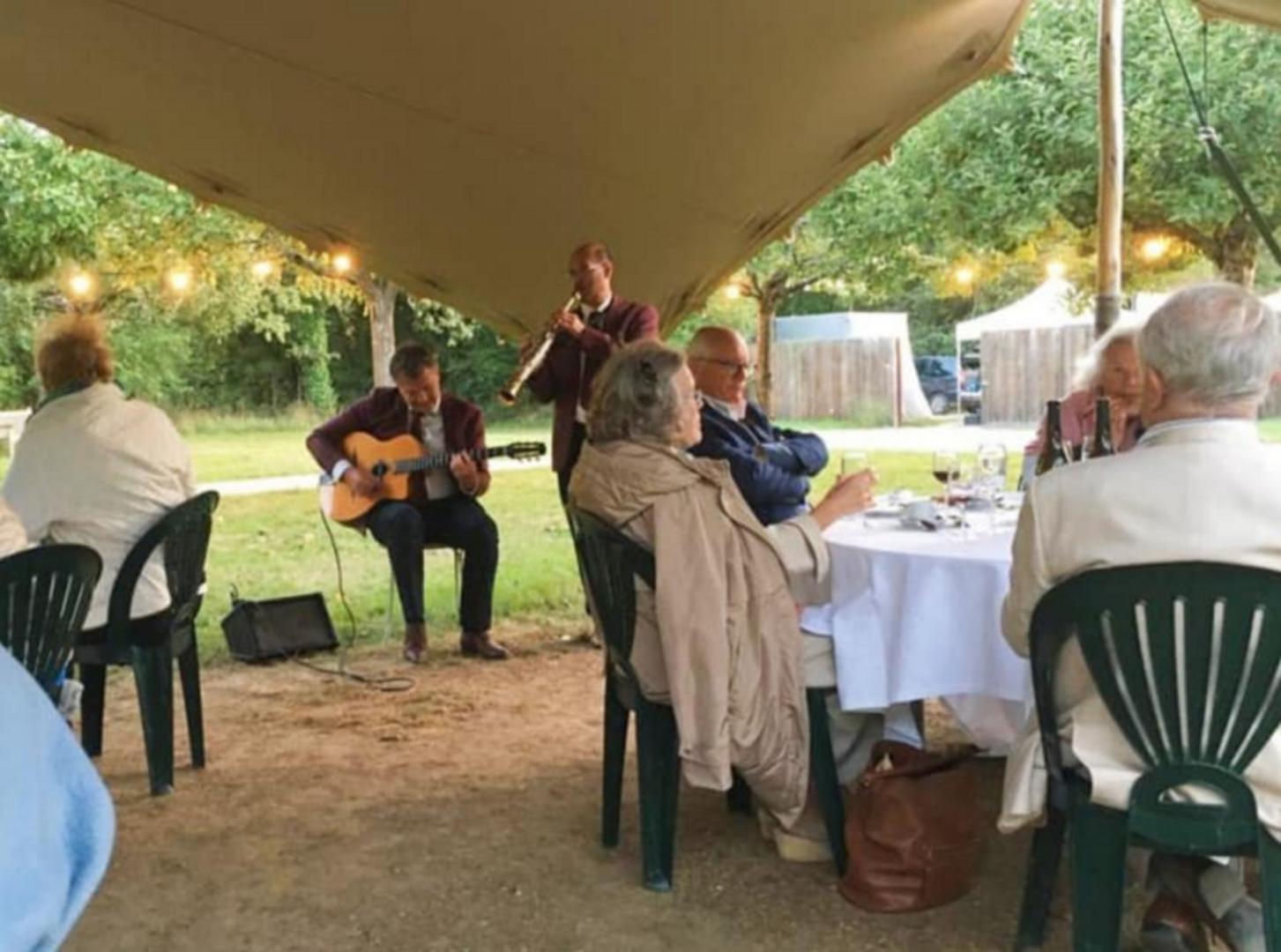 Samedi 05 août 2023, le groupe SAMOVAR SWING DUO était au Logis de la Chabotterie à Saint-Sulpice-le-Verdon (85), pour l'association &#34;Les Amis de la Chabotterie&#34; !