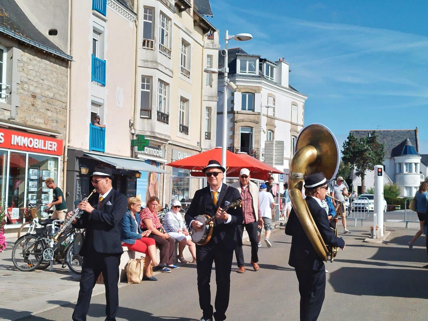 Dimanche 30 juillet 2023, le groupe ONLY NEW JAZZ BAND était en déambulation sur le Quai Jules Sandeau au Pouliguen (44), dans le cadre de la Fête Bretonne &#34;Ar Poulligwenn&#34; !