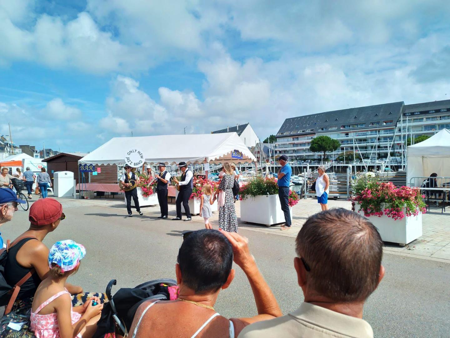 Dimanche 30 juillet 2023, le groupe ONLY NEW JAZZ BAND était en déambulation sur le Quai Jules Sandeau au Pouliguen (44), dans le cadre de la Fête Bretonne &#34;Ar Poulligwenn&#34; !