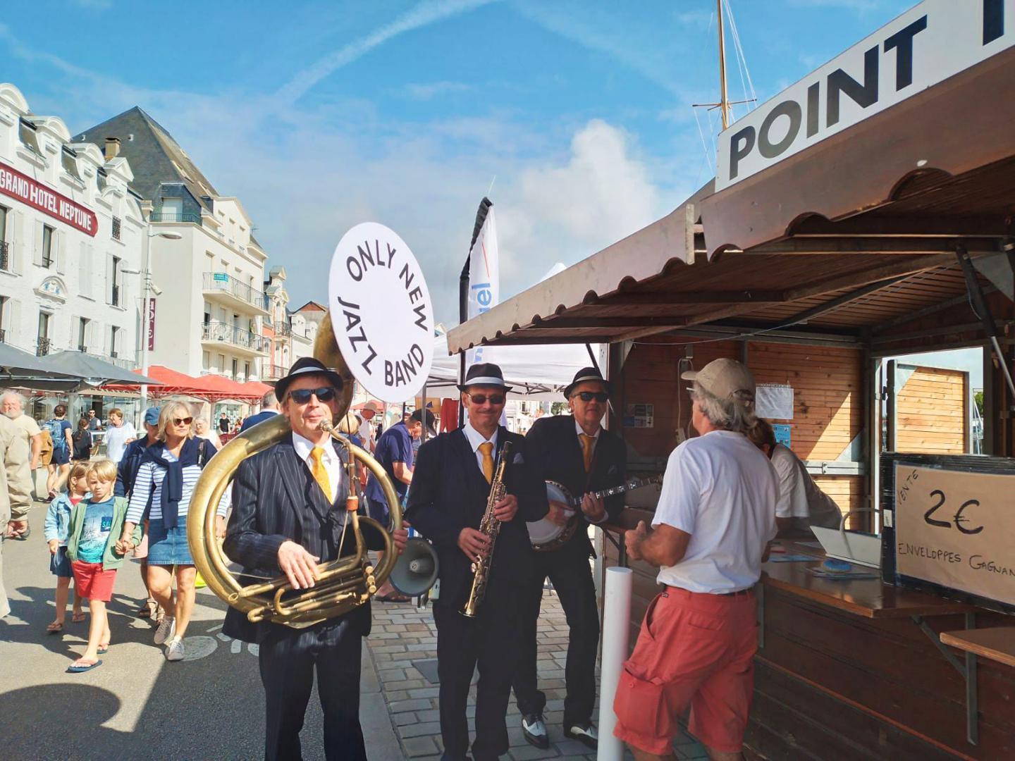 Dimanche 30 juillet 2023, le groupe ONLY NEW JAZZ BAND était en déambulation sur le Quai Jules Sandeau au Pouliguen (44), dans le cadre de la Fête Bretonne &#34;Ar Poulligwenn&#34; !
