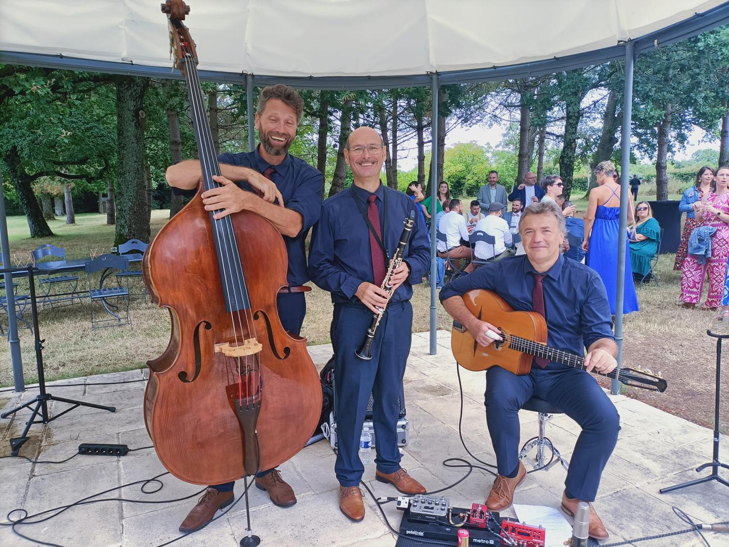 Samedi 29 juillet 2023, le groupe SAMOVAR SWING TRIO était au domaine de l'Etablière à Sainte-Foy (85), pour l’animation d’un cocktail de mariage  !