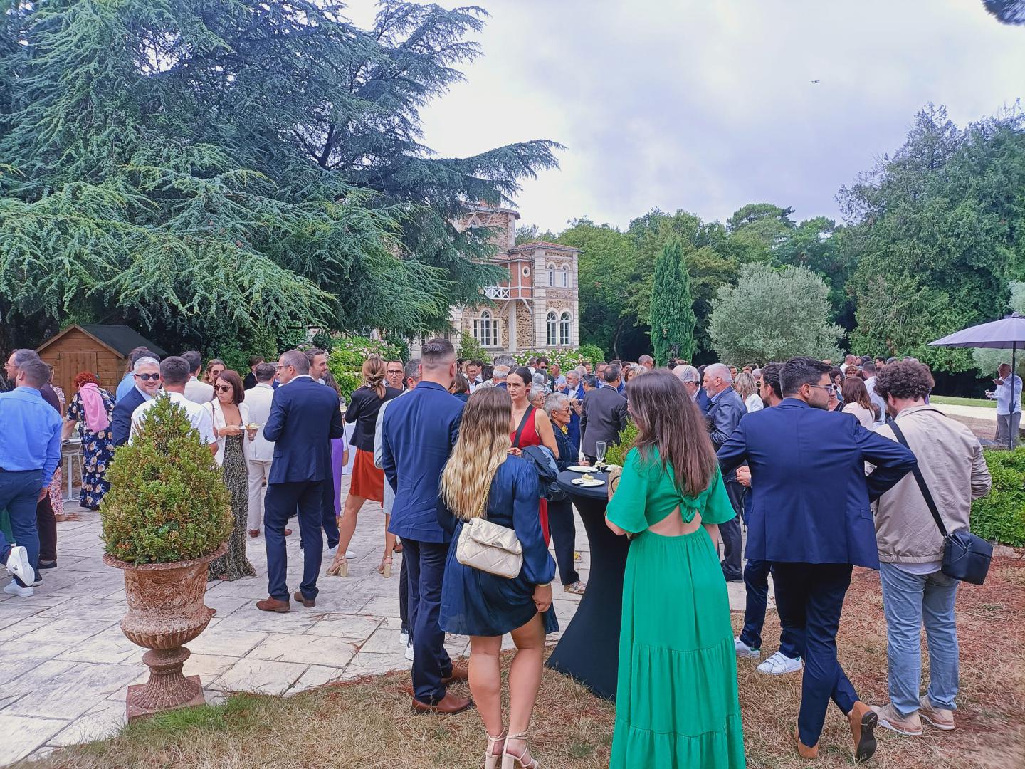 Samedi 29 juillet 2023, le groupe SAMOVAR SWING TRIO était au domaine de l'Etablière à Sainte-Foy (85), pour l’animation d’un cocktail de mariage  !
