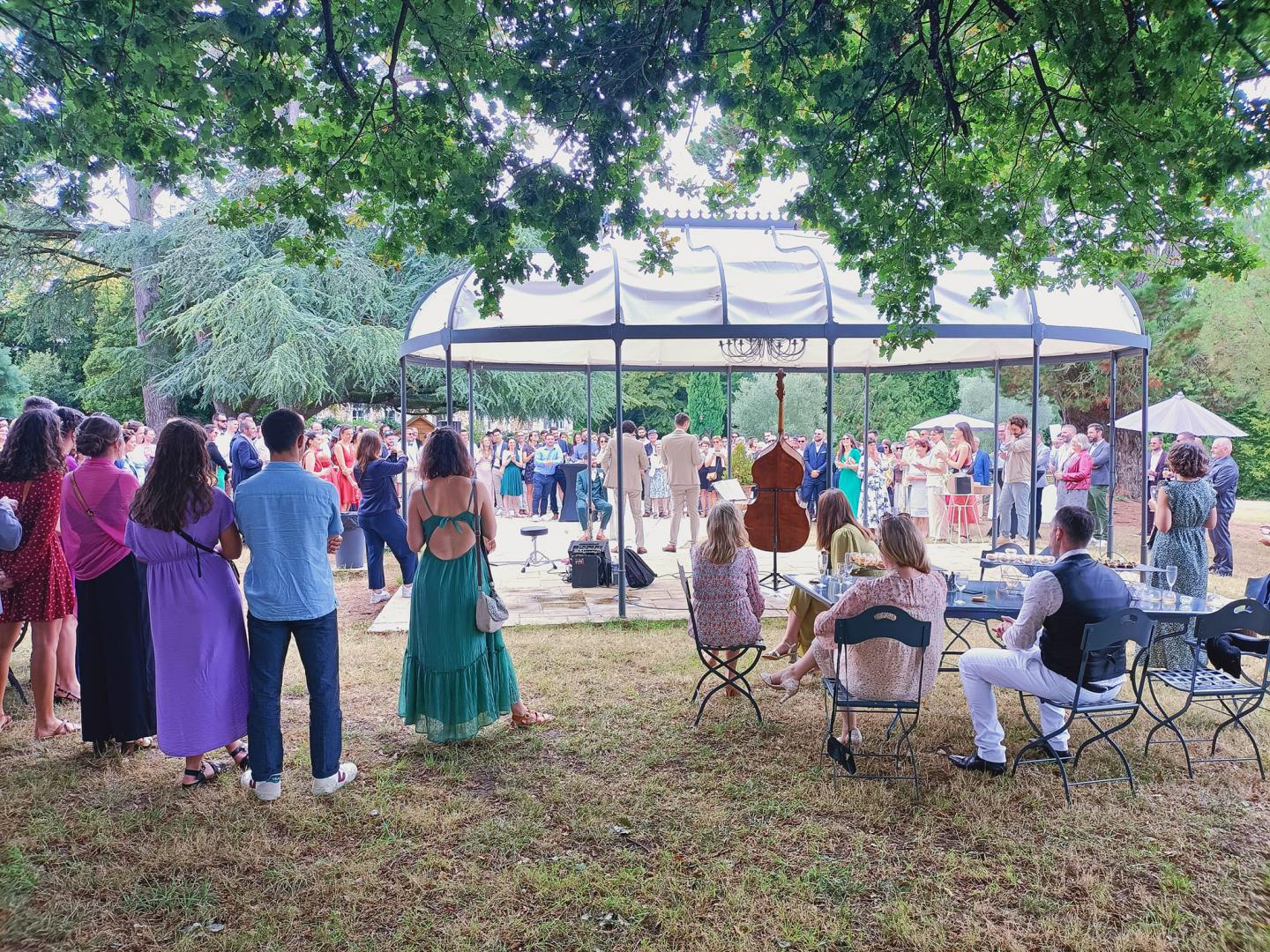Samedi 29 juillet 2023, le groupe SAMOVAR SWING TRIO était au domaine de l'Etablière à Sainte-Foy (85), pour l’animation d’un cocktail de mariage  !