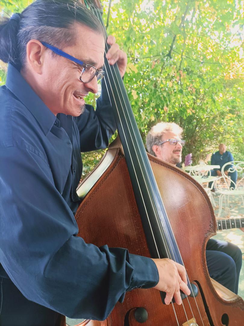 Samedi 16 septembre 2023, le groupe SAMOVAR SWING TRIO était au domaine de la Moinardière au Bernard (85), pour l’animation d’un cocktail de mariage  !