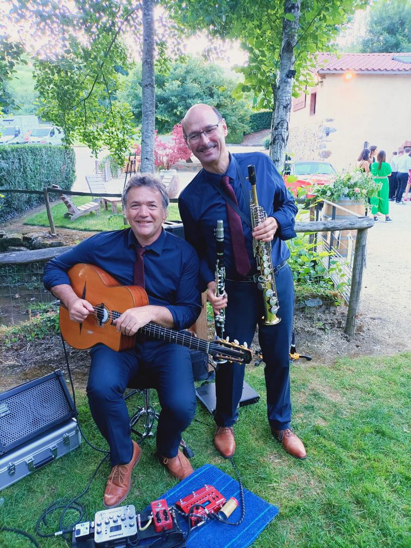 Samedi 10 juin 2023, le groupe SAMOVAR SWING DUO était au Moulin de la Faubretière au Boupère (85), pour l’animation d’un cocktail de mariage  !
