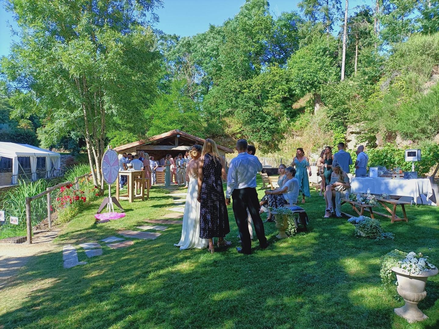 Samedi 10 juin 2023, le groupe SAMOVAR SWING DUO était au Moulin de la Faubretière au Boupère (85), pour l’animation d’un cocktail de mariage  !