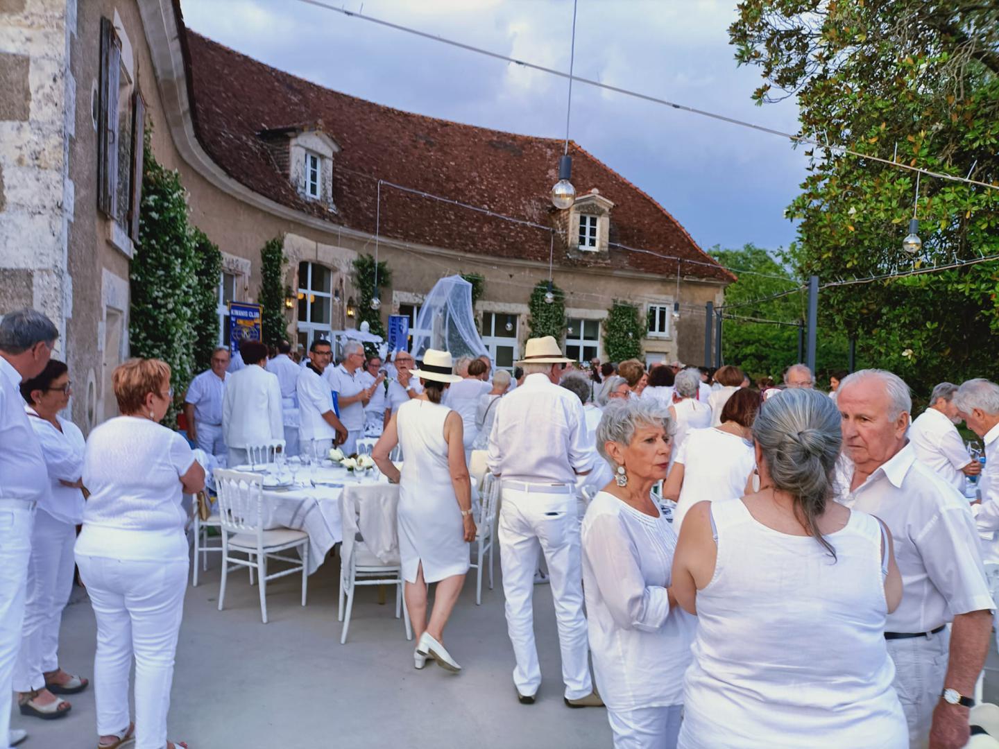 Mercredi 14 juin 2023, le groupe SAMOVAR SWING DUO était au Domaine des Noces à Bazoges-en-Pareds (85), pour une soirée du Club Kiwanis
