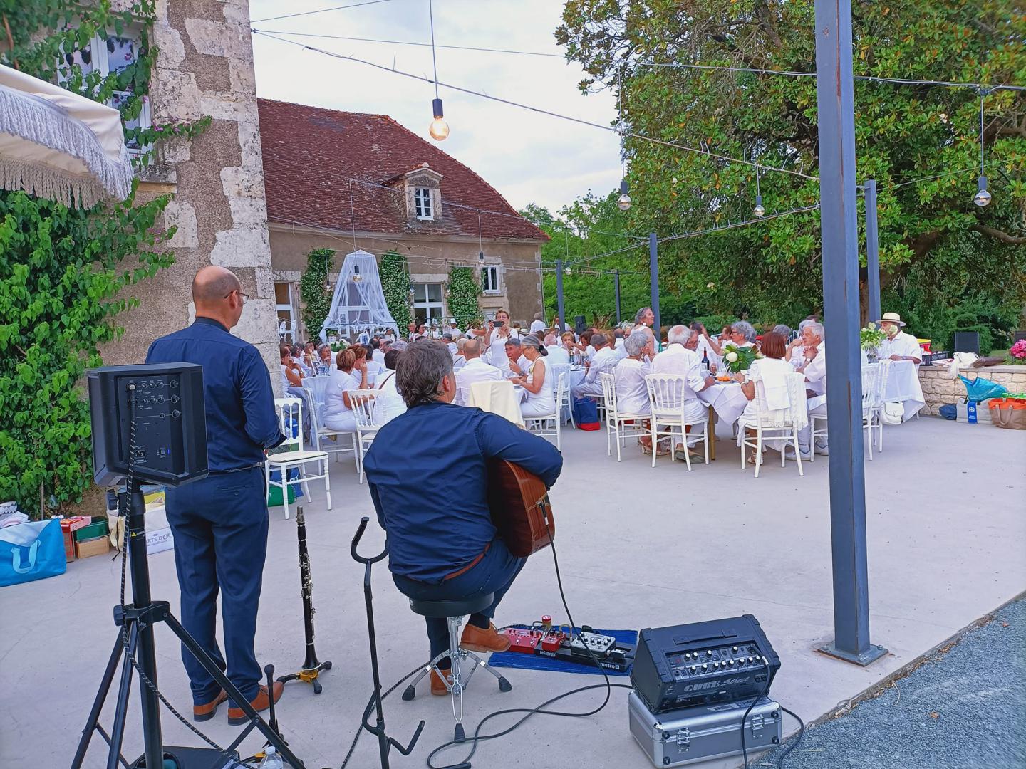 Mercredi 14 juin 2023, le groupe SAMOVAR SWING DUO était au Domaine des Noces à Bazoges-en-Pareds (85), pour une soirée du Club Kiwanis