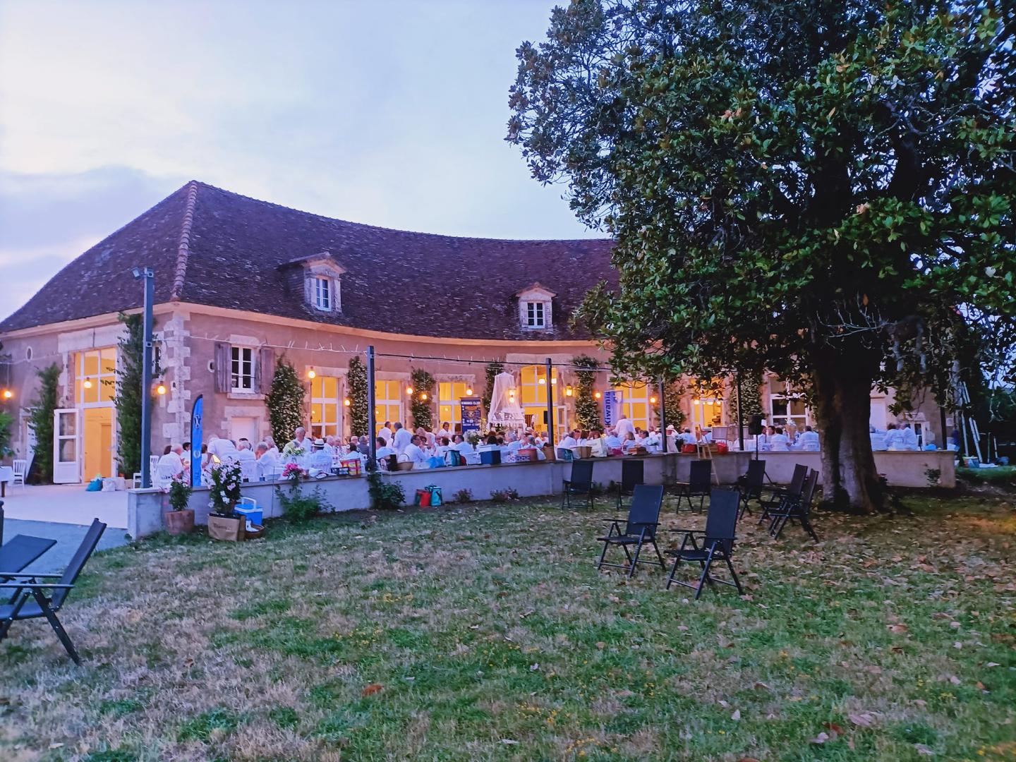 Mercredi 14 juin 2023, le groupe SAMOVAR SWING DUO était au Domaine des Noces à Bazoges-en-Pareds (85), pour une soirée du Club Kiwanis