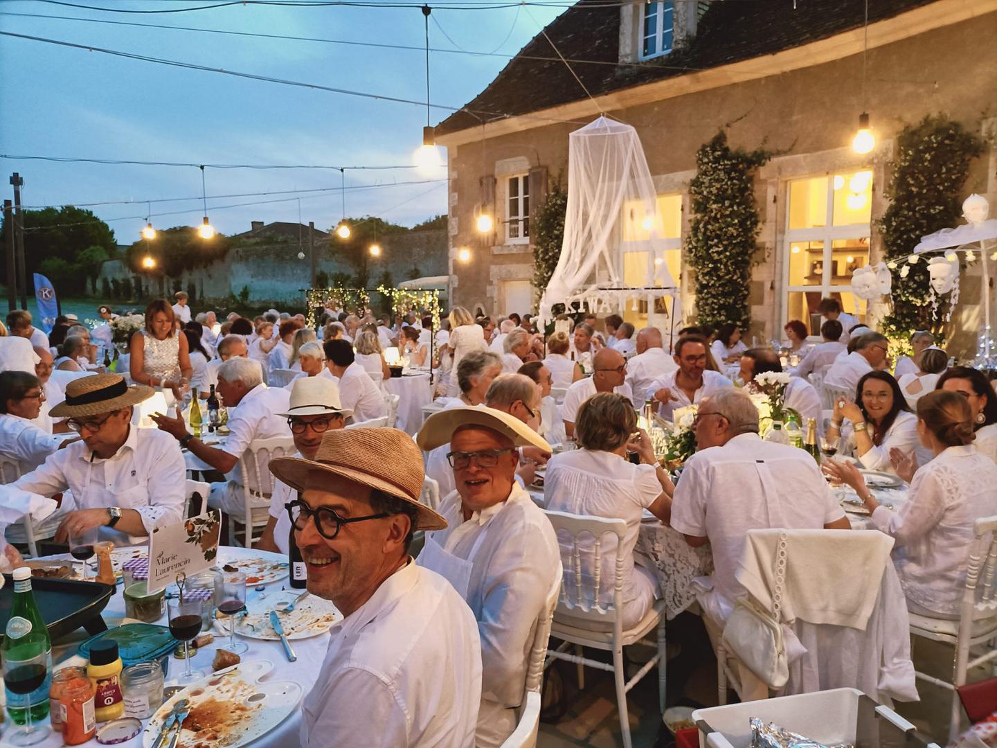 Mercredi 14 juin 2023, le groupe SAMOVAR SWING DUO était au Domaine des Noces à Bazoges-en-Pareds (85), pour une soirée du Club Kiwanis