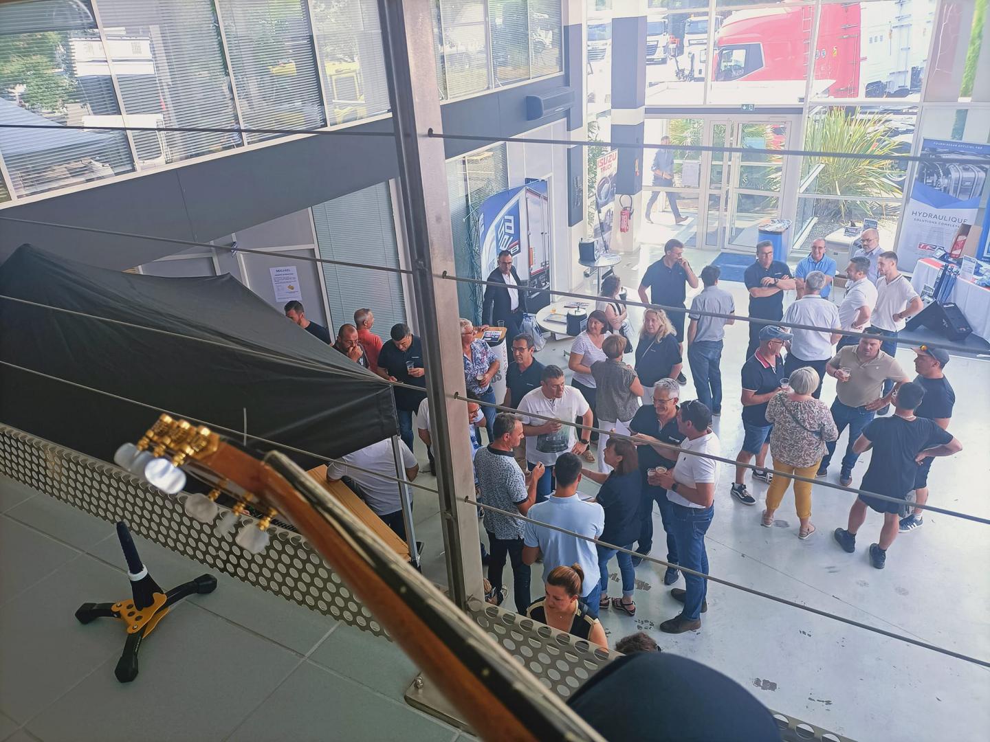 Jeudi 15 juin 2023 (midi), le groupe SAMOVAR SWING était en formule duo &#34;Saxophone &#38; Guitare&#34; au Show Room de l'Ets SEGASEL à Chantonnay (85) !