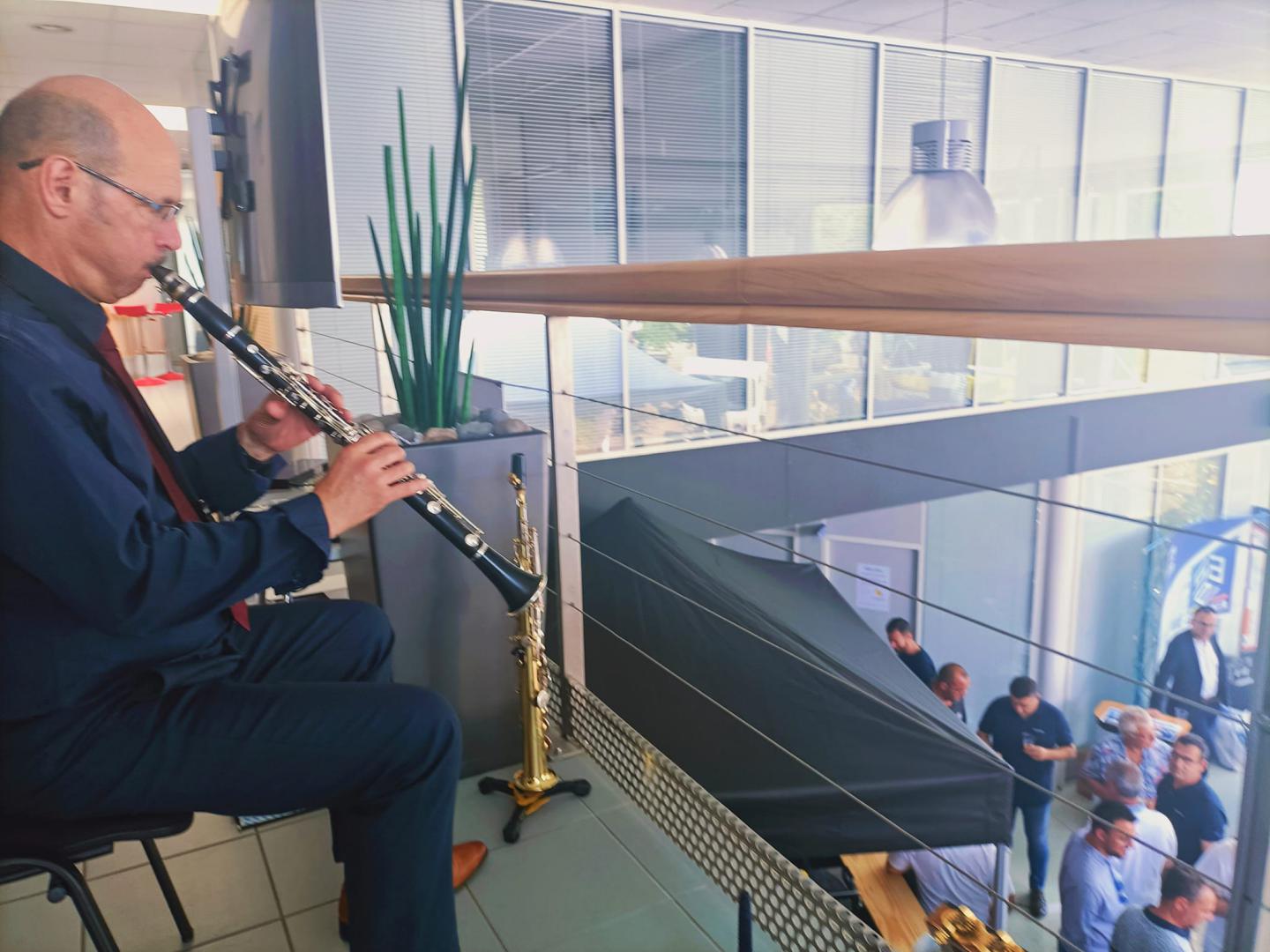 Jeudi 15 juin 2023 (midi), le groupe SAMOVAR SWING était en formule duo &#34;Saxophone &#38; Guitare&#34; au Show Room de l'Ets SEGASEL à Chantonnay (85) !