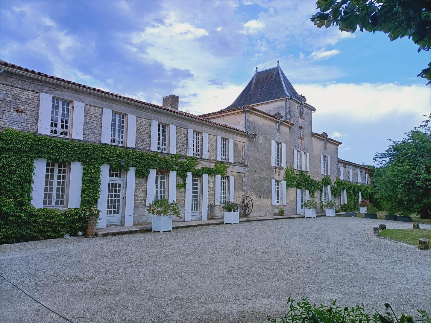 Samedi 17 juin 2023, SAMOVAR SWING TRIO était au Domaine de la Seigneurie à Rouffiac (17), pour l'animation d'un cocktail de mariage !