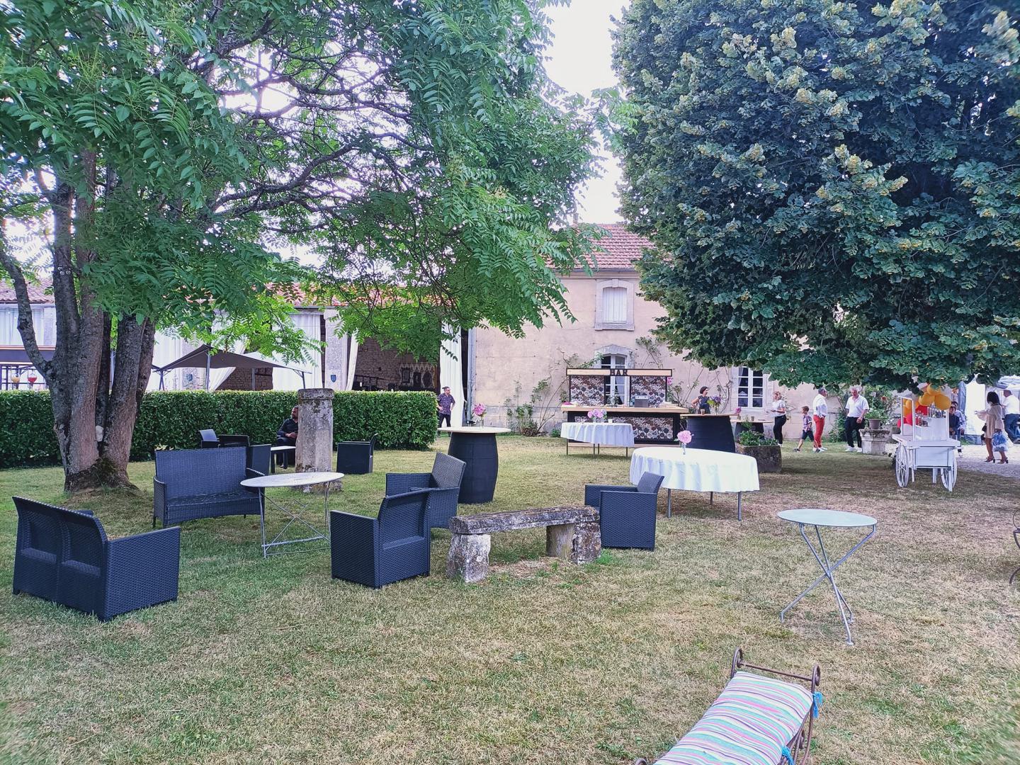 Samedi 17 juin 2023, SAMOVAR SWING TRIO était au Domaine de la Seigneurie à Rouffiac (17), pour l'animation d'un cocktail de mariage !