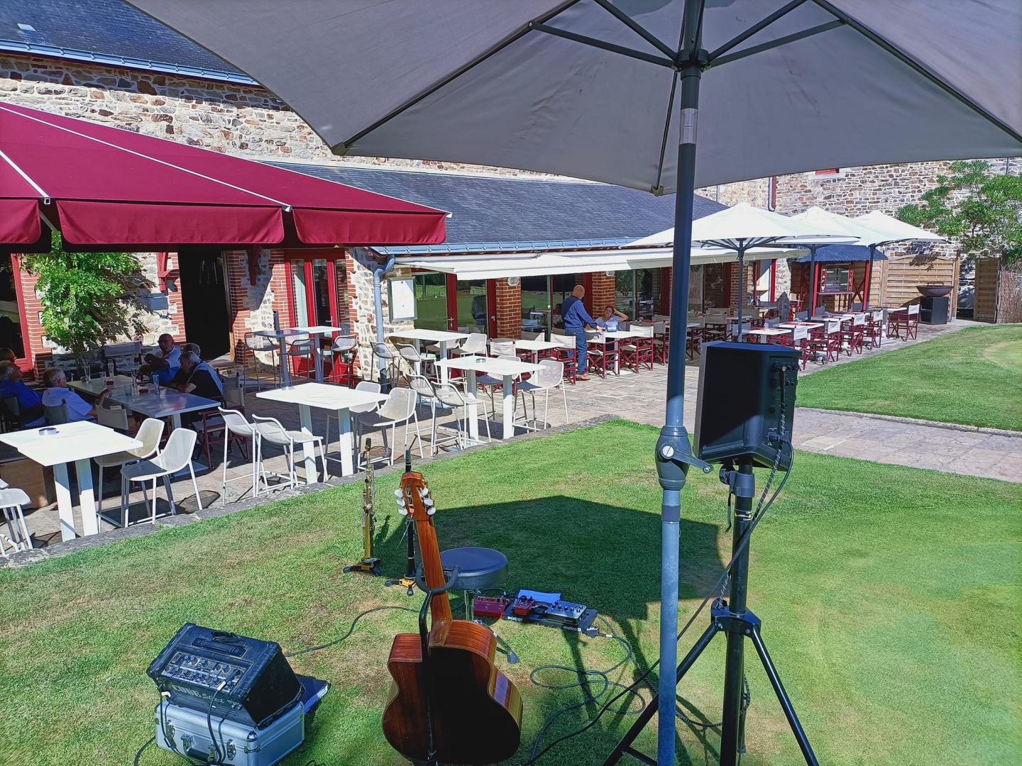 Mardi 18 juillet 2023, SAMOVAR SWING DUO était à Missillac (44), pour la 1ère soirée des concerts de l'été au Domaine de la Bretesche !