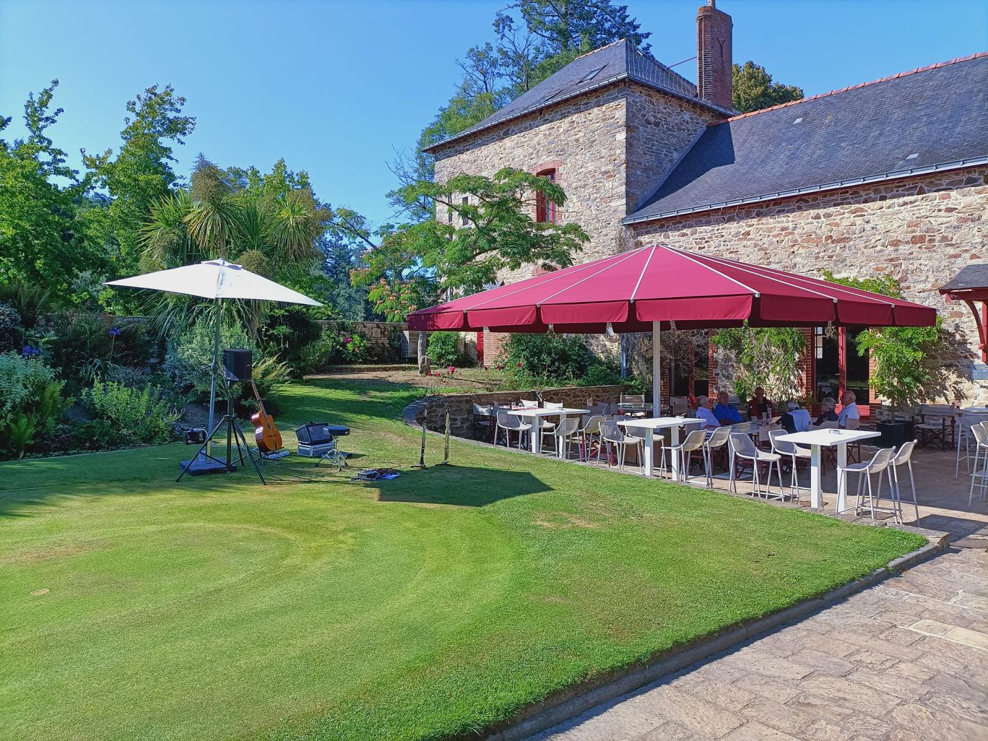 Mardi 18 juillet 2023, SAMOVAR SWING DUO était à Missillac (44), pour la 1ère soirée des concerts de l'été au Domaine de la Bretesche !