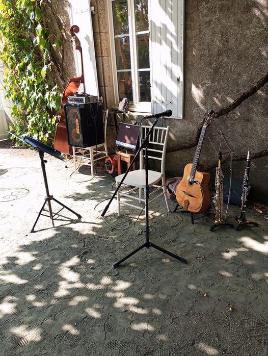 Samedi 22 juillet 2023, le groupe SAMOVAR SWING TRIO était au Domaine de la Moinardière, Le Bernard (85), pour l'animation d'un cocktail de mariage  !