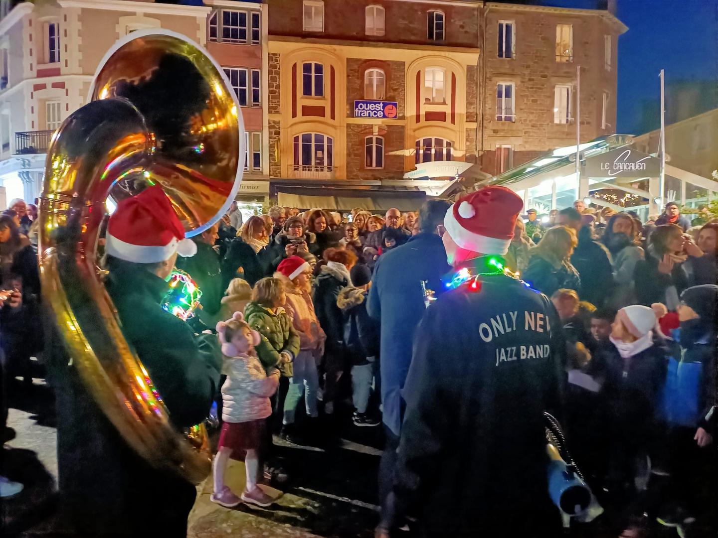 Vendredi 08 décembre 2023, le groupe ONLY NEW JAZZ BAND était en formule Trio à Dinard (35), pour le lancement des illuminations de la ville !
