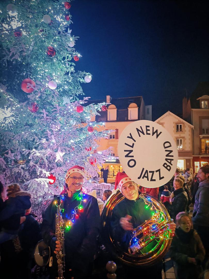 Vendredi 08 décembre 2023, le groupe ONLY NEW JAZZ BAND était en formule Trio à Dinard (35), pour le lancement des illuminations de la ville !