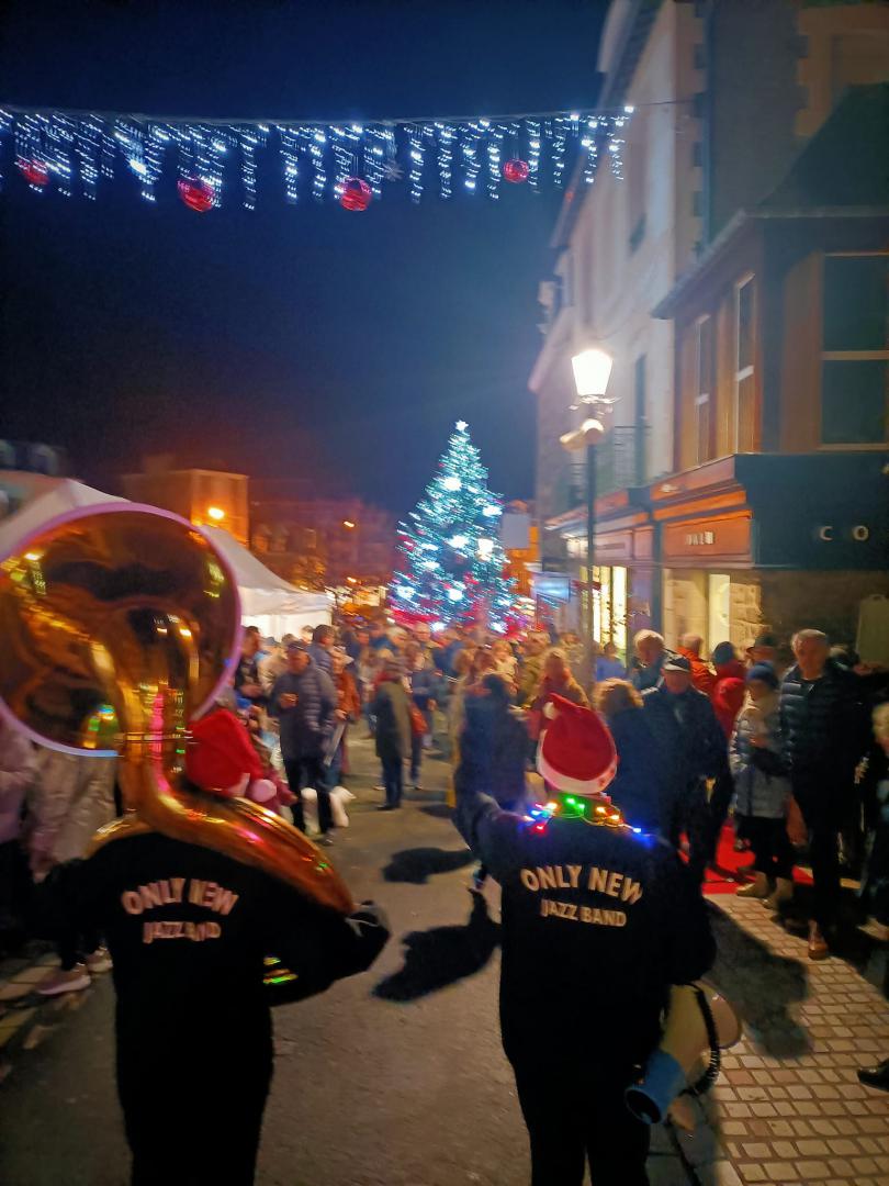 Vendredi 08 décembre 2023, le groupe ONLY NEW JAZZ BAND était en formule Trio à Dinard (35), pour le lancement des illuminations de la ville !